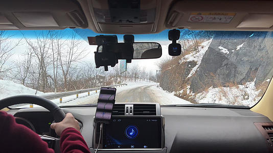车内第一人称视角行驶在积雪山路上的车4k素材视频的预览图
