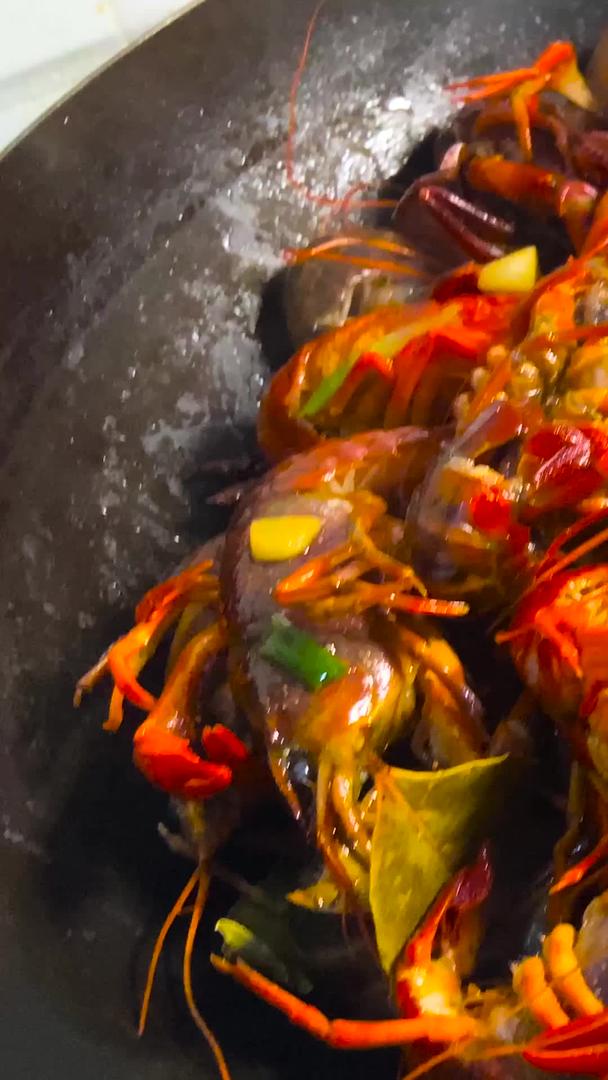 麻辣小龙虾实拍美食制作工艺66视频的预览图