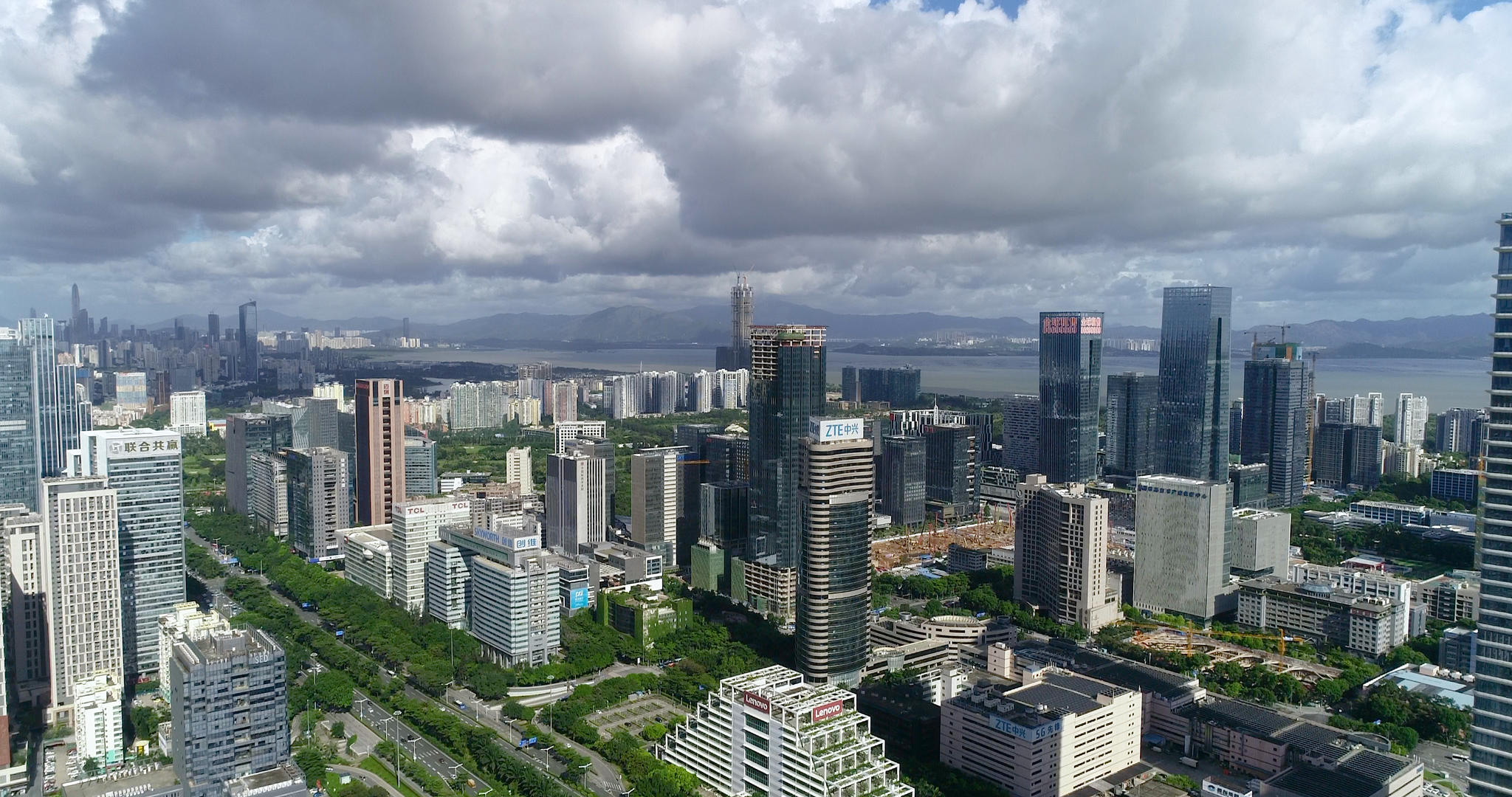 4K高清航拍深圳南山高新科技产业园区前海方向视频的预览图
