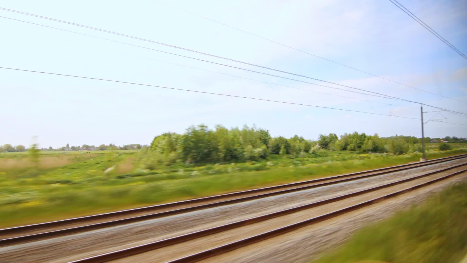 火车在移动高速铁路视图高速列车移动列车视频的预览图