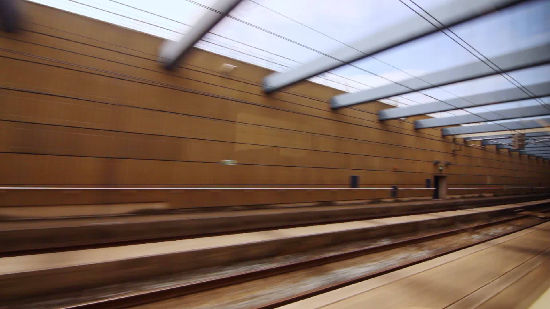 从窗口看到火车向车站移动从隧道里看到火车视频的预览图
