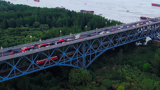 4K航拍南京长江大桥铁路绿皮火车驶过视频的预览图