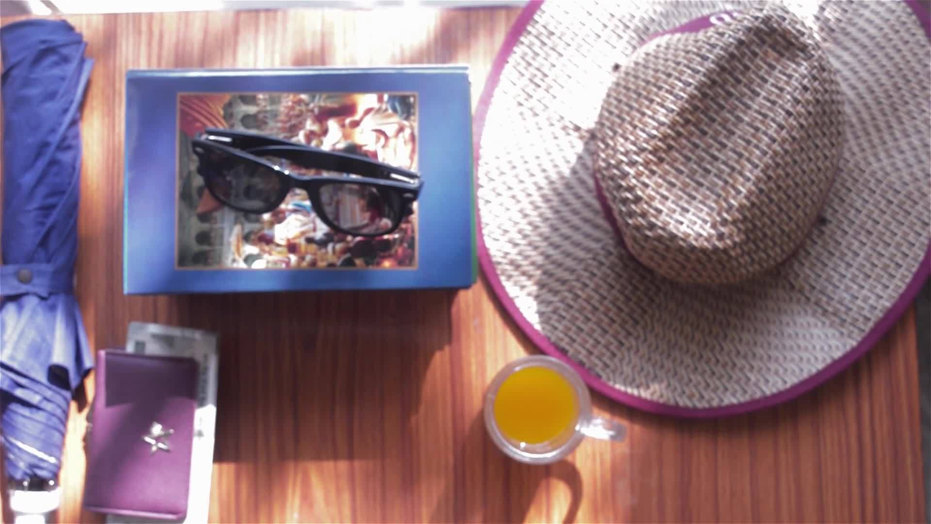 夏季女性旅行配饰的顶视图视频的预览图