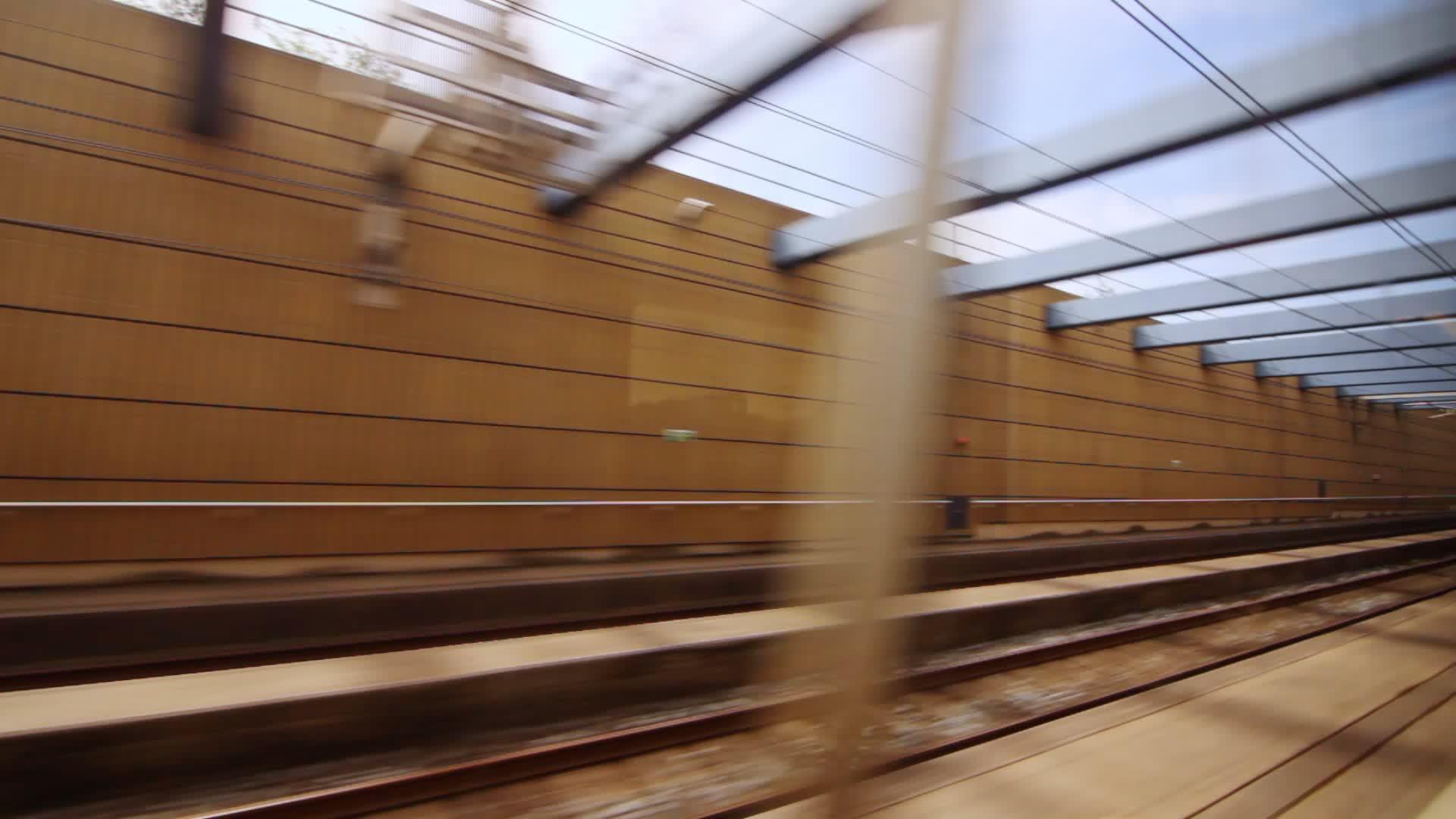 快速从隧道到达的火车视频的预览图