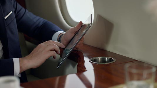 特写乘客手里拿着一台平板电脑视频的预览图