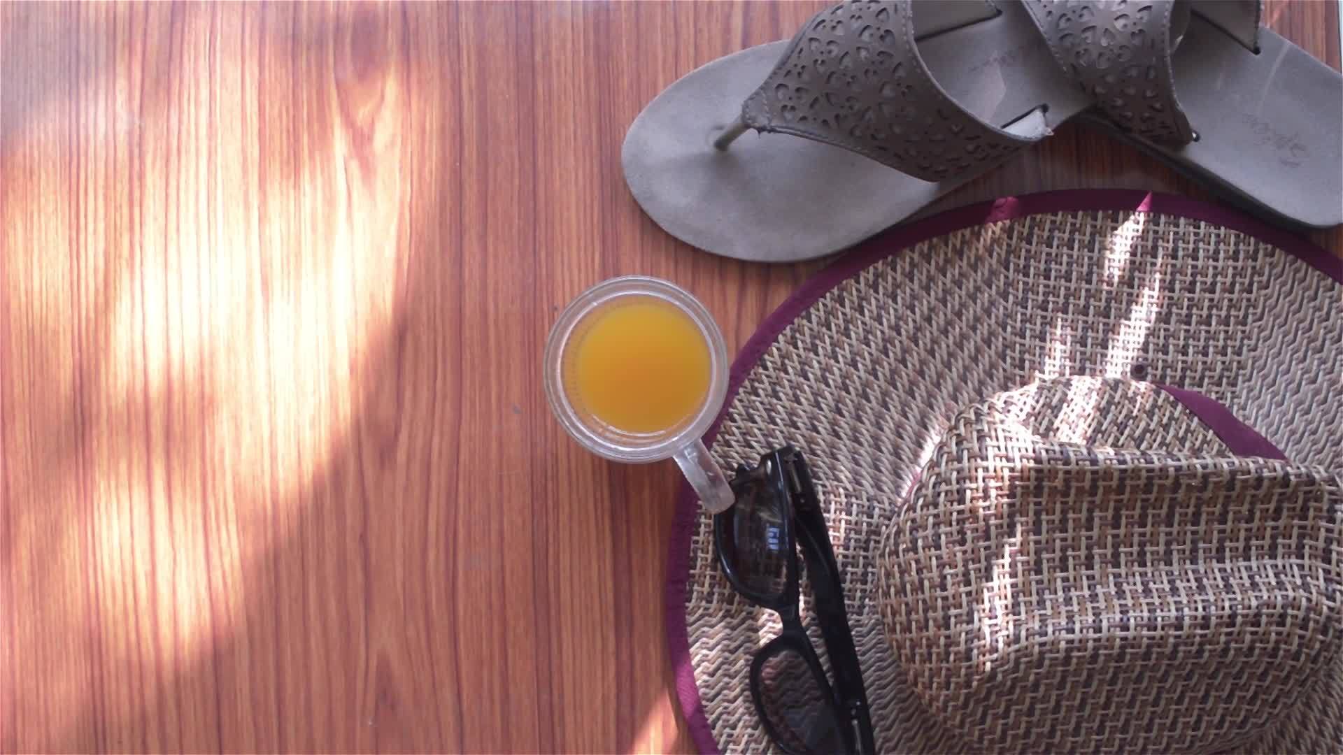 顶级海滩背景现代女性伴侣在木制桌子上的太阳镜伞草帽内衣广告广告视频的预览图