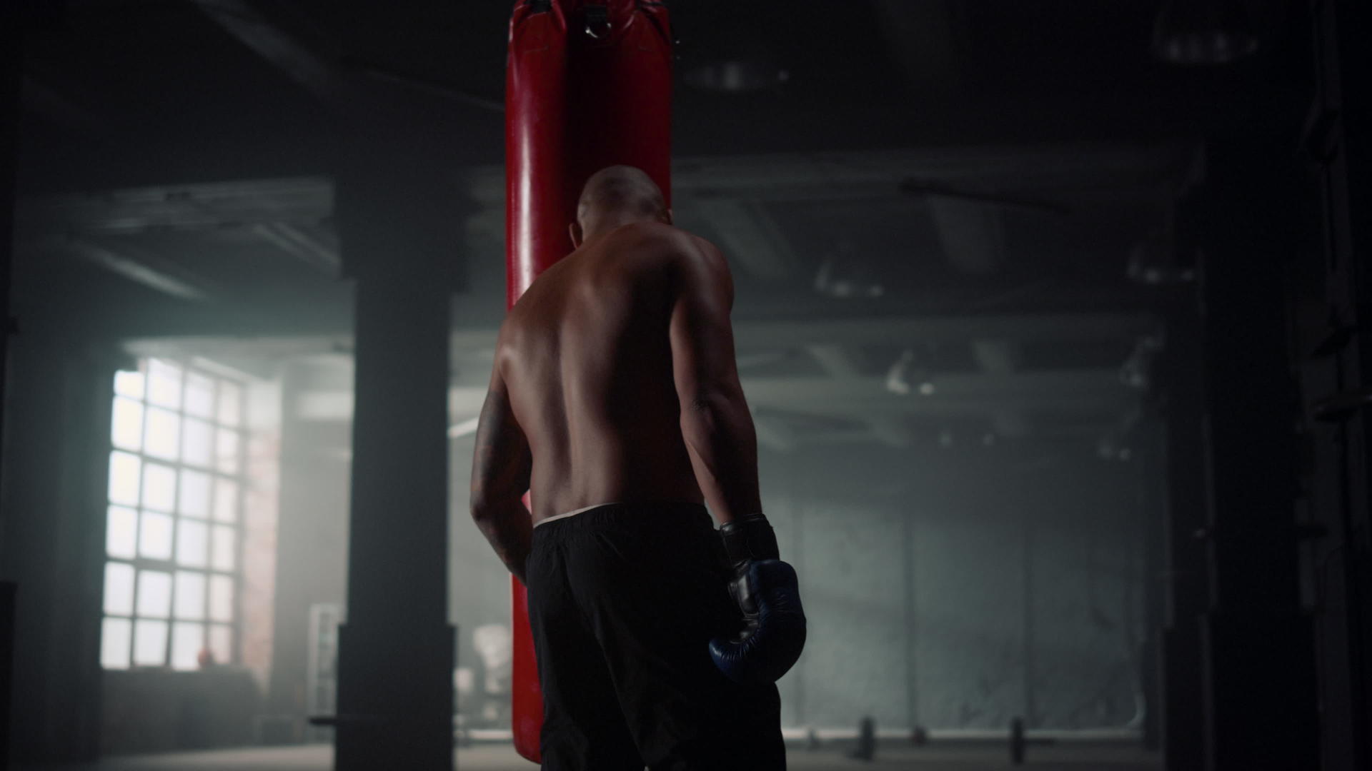 男拳击手在体育俱乐部进行强化训练视频的预览图