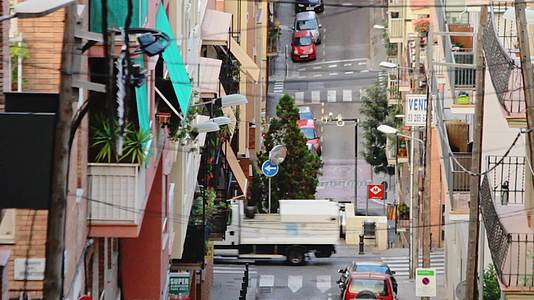 在城市街道上筑阳台汽车在城市街道上行驶视频的预览图