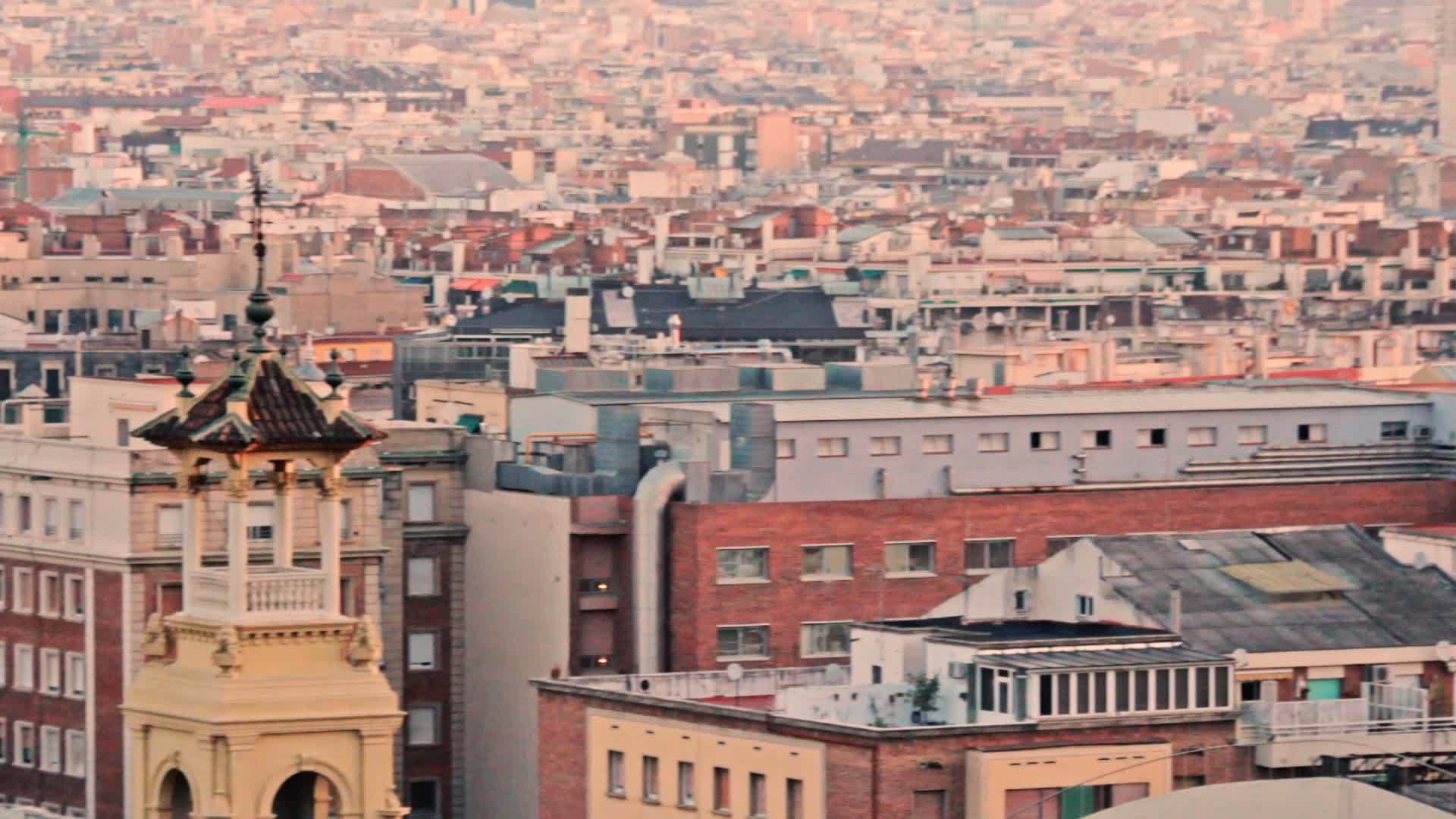 现代欧洲城市的屋顶房视频的预览图