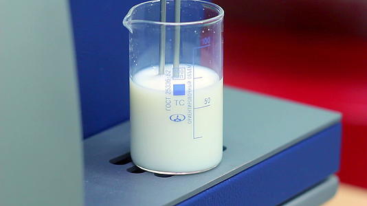 实验室设备中生物学家用液态水杯测量视频的预览图