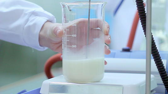 科学家在实验室设备上配备了实验室设备用于测量杯子和牛奶视频的预览图