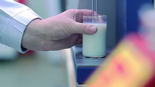 牛奶样本分析现代设备视频的预览图