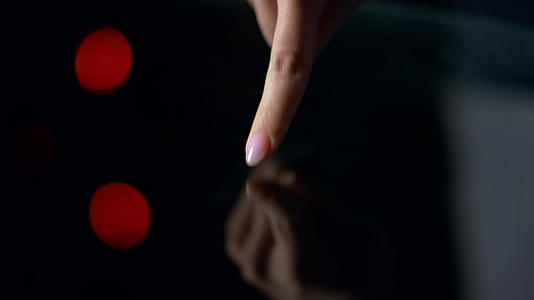 在黑色背景上关闭美丽的修剪女性手指视频的预览图