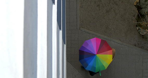 男人和女人在五颜六色的伞下视频的预览图