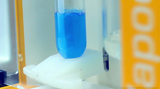 研究气瓶中蓝色液体的旋转视频的预览图