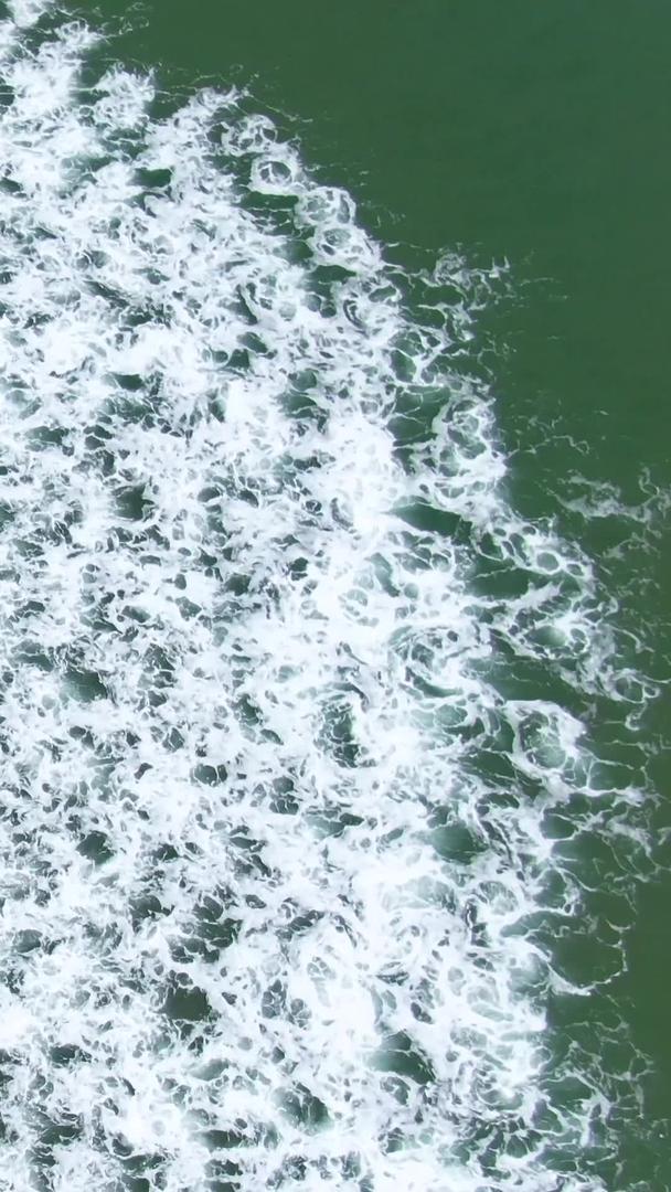 夏季航拍海浪层层沙滩视频视频的预览图