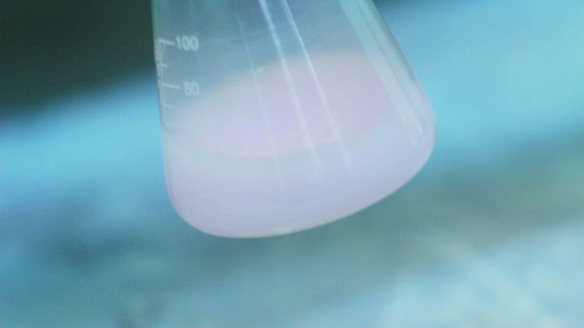 在烧瓶中摇动液体实验室研究烧瓶中的化学反应视频的预览图
