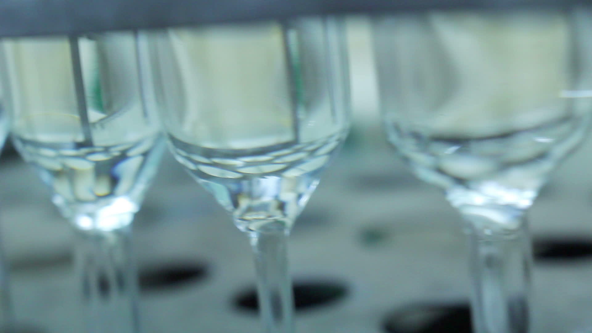 实验室内的空玻璃瓶关闭实验室玻璃器件视频的预览图
