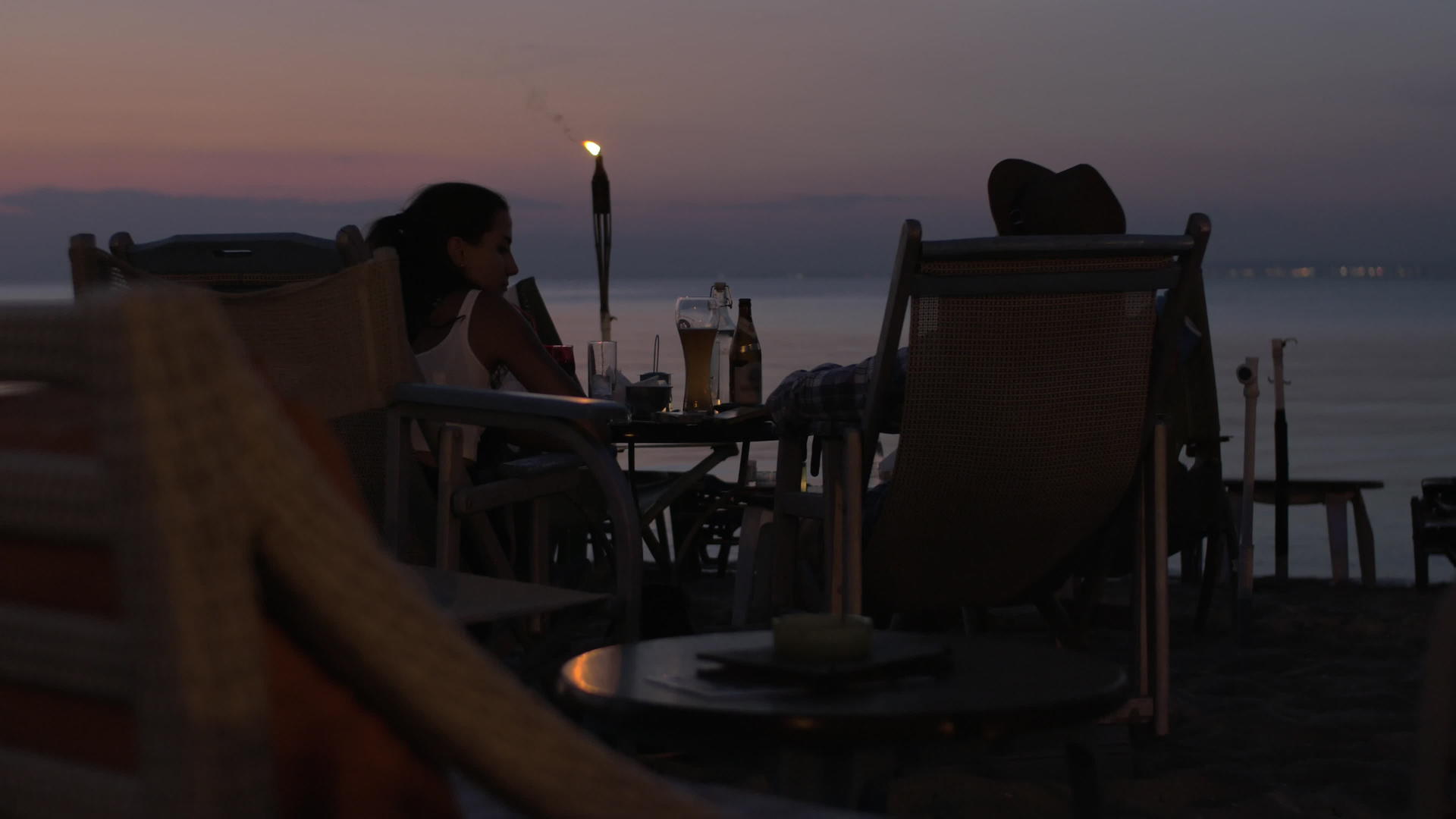 晚上在海滩咖啡馆过夜视频的预览图