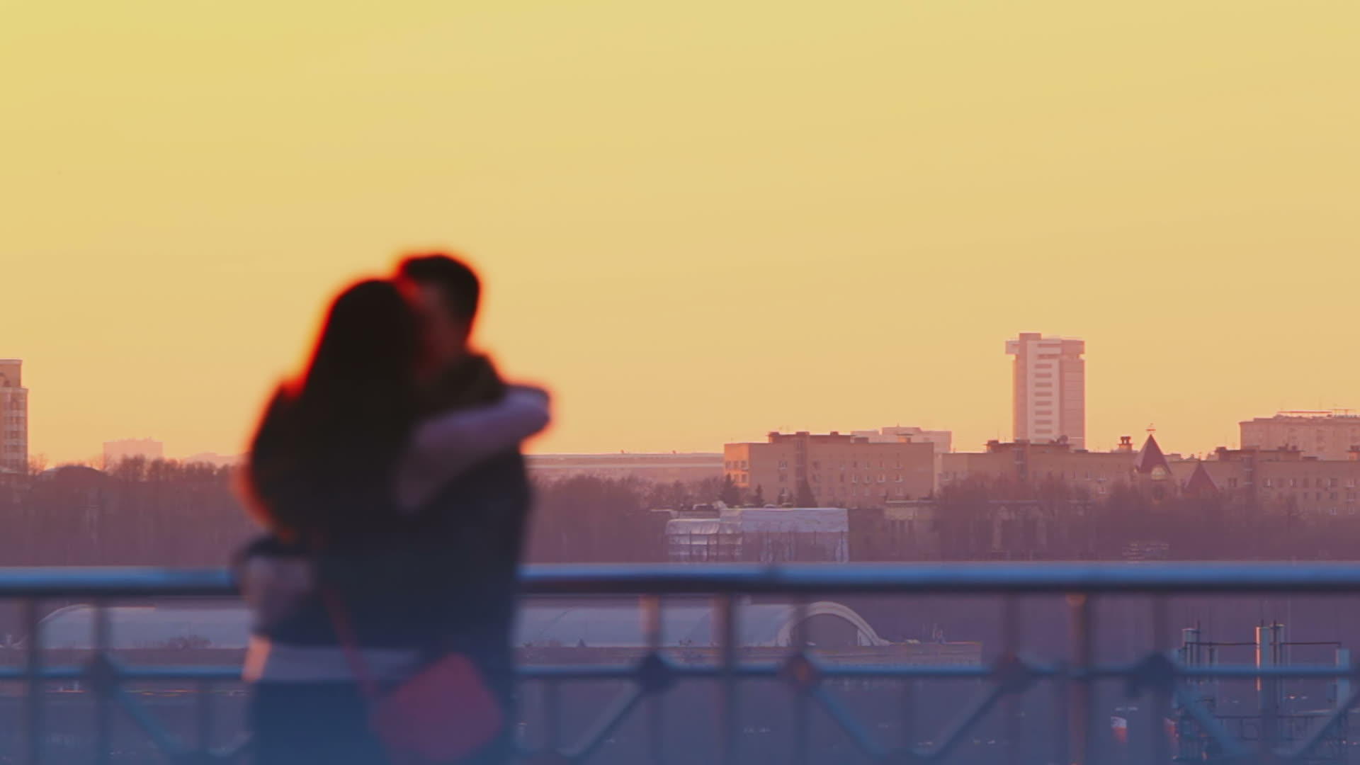 年轻夫妇在日落时接吻视频的预览图