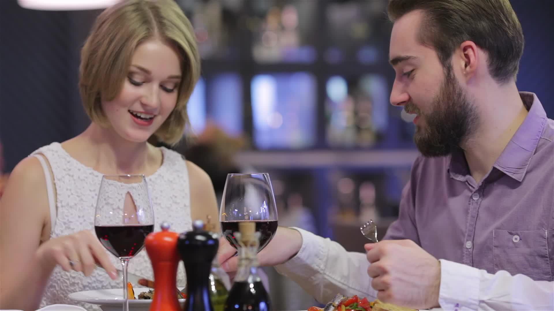 美丽的情侣在餐厅吃浪漫的晚餐视频的预览图