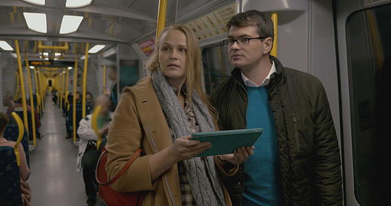 男人和女人坐地铁视频的预览图