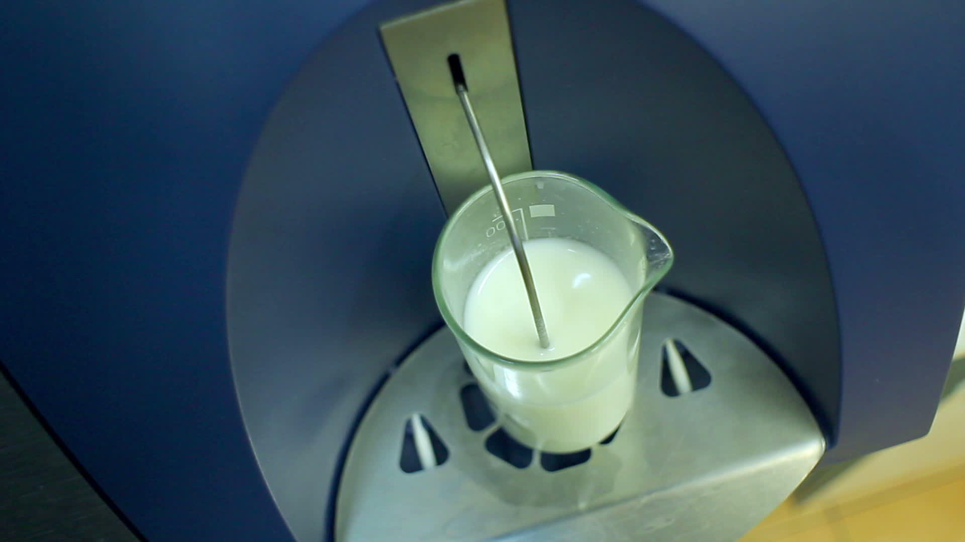 测试乳制品实验室设备中的玻璃和牛奶视频的预览图