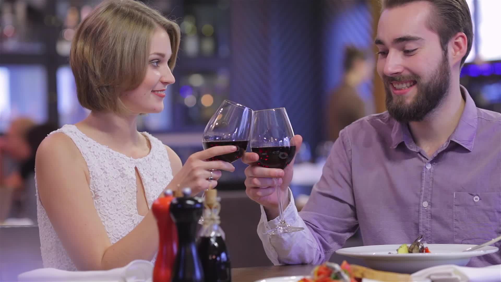情侣们在豪华餐厅烤红酒杯视频的预览图