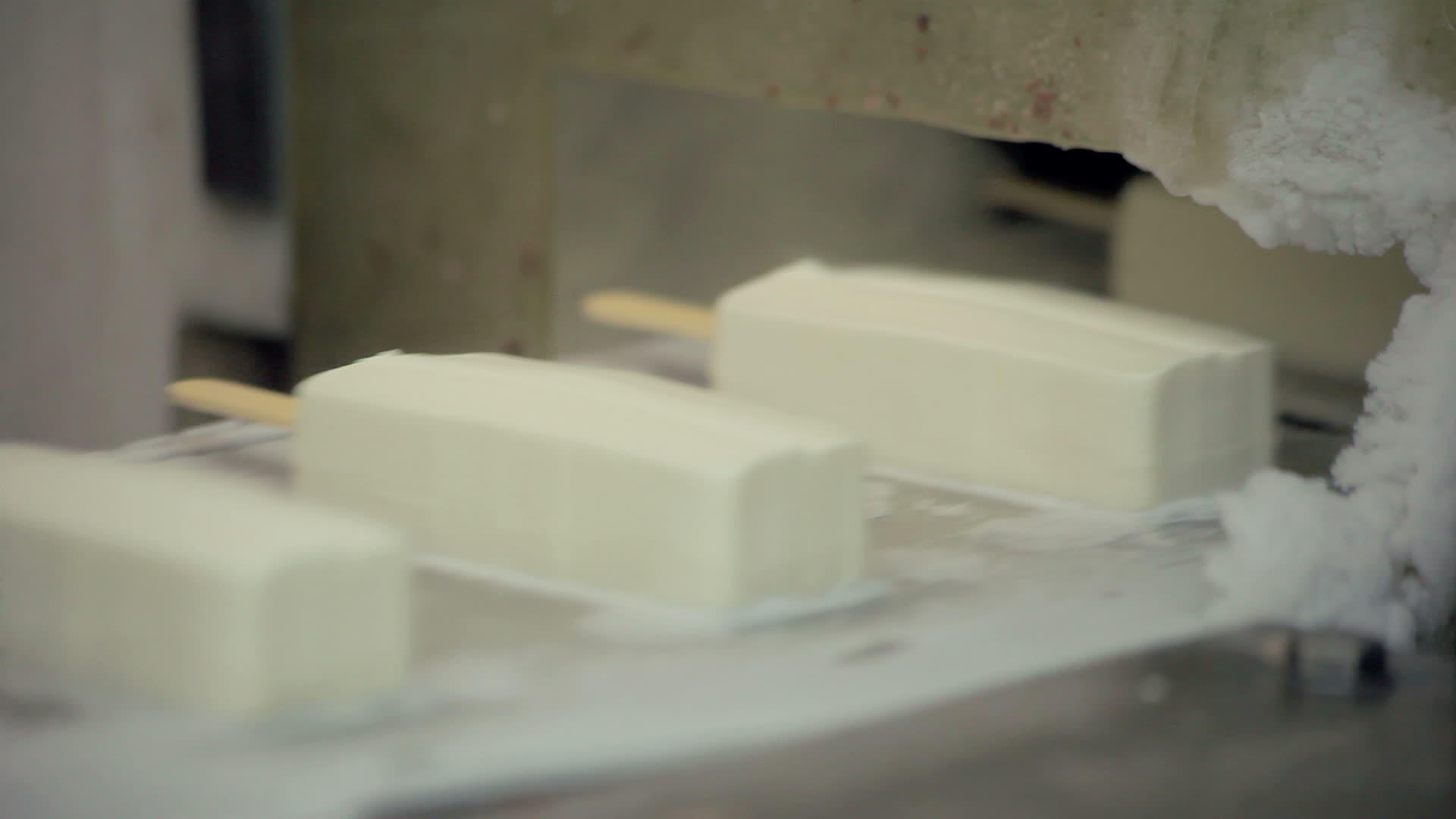 食品厂冰淇淋生产线视频的预览图