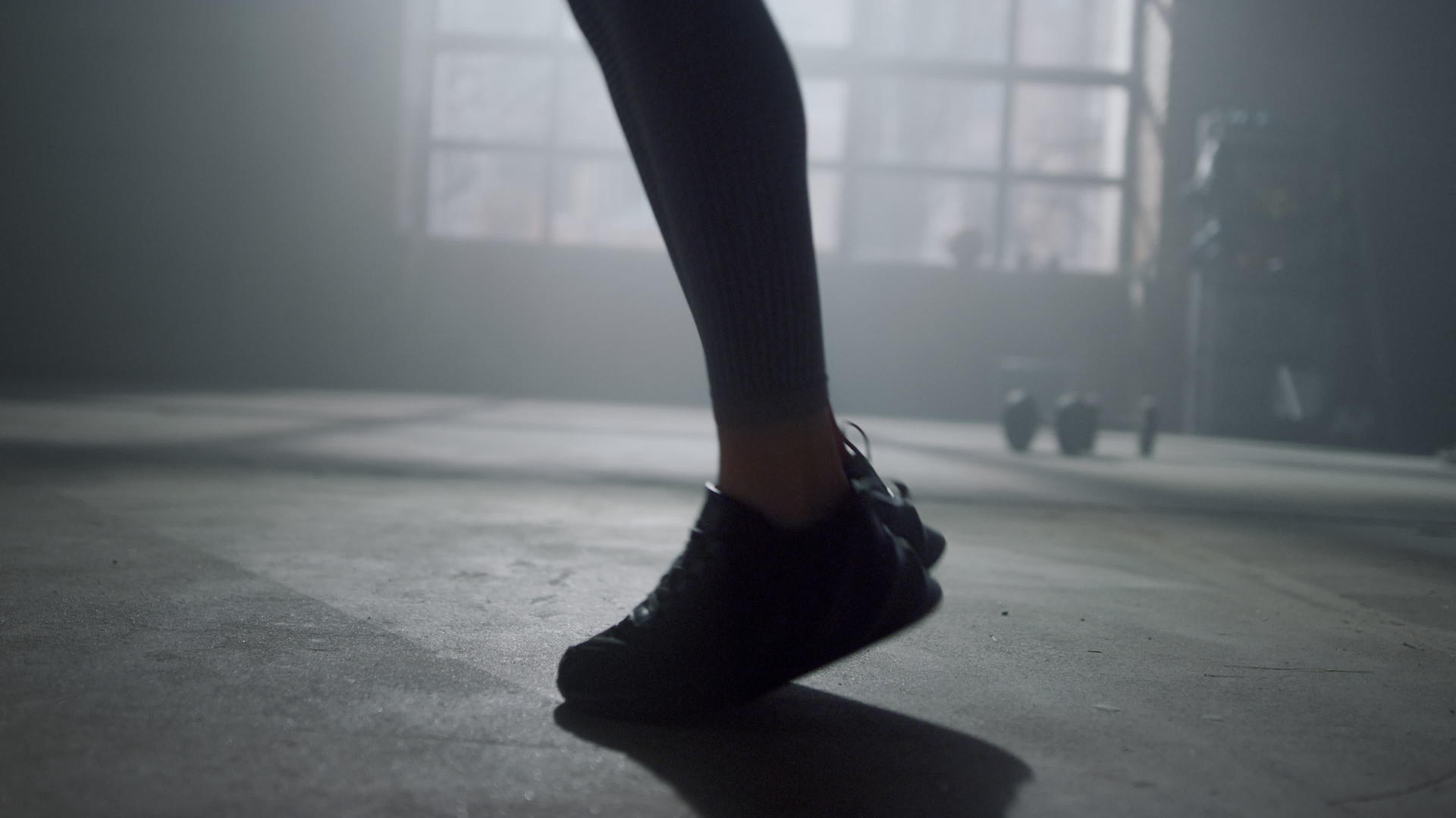 女人的腿用跳绳做有氧运动视频的预览图