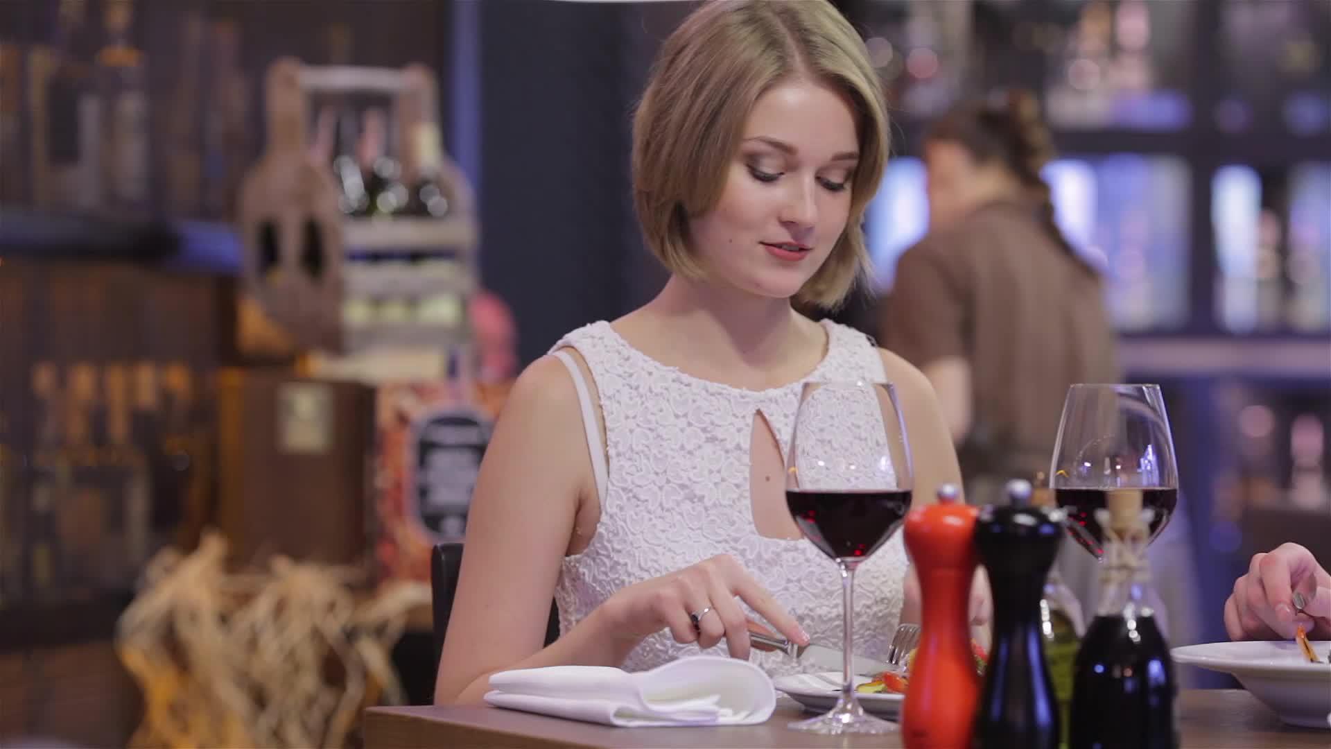 一个优雅的女人和一个男人在餐厅视频的预览图