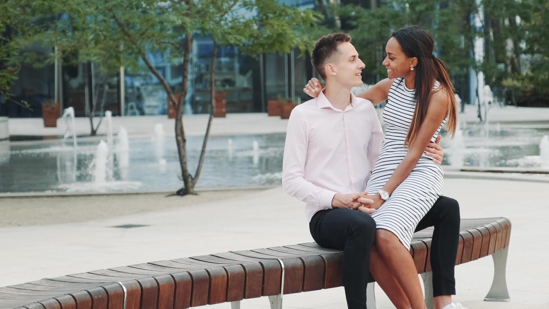 快乐的多种族情侣在喷泉附近的户外约会视频的预览图