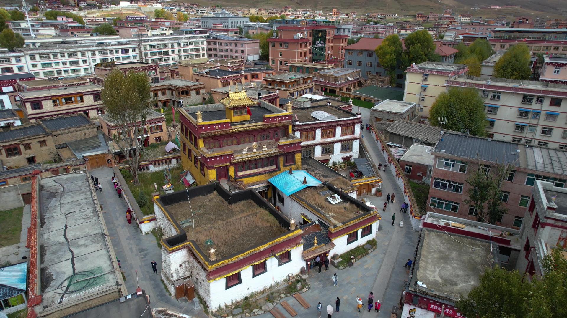 航拍4A理塘千户藏寨景区仓央嘉措纪念馆视频视频的预览图