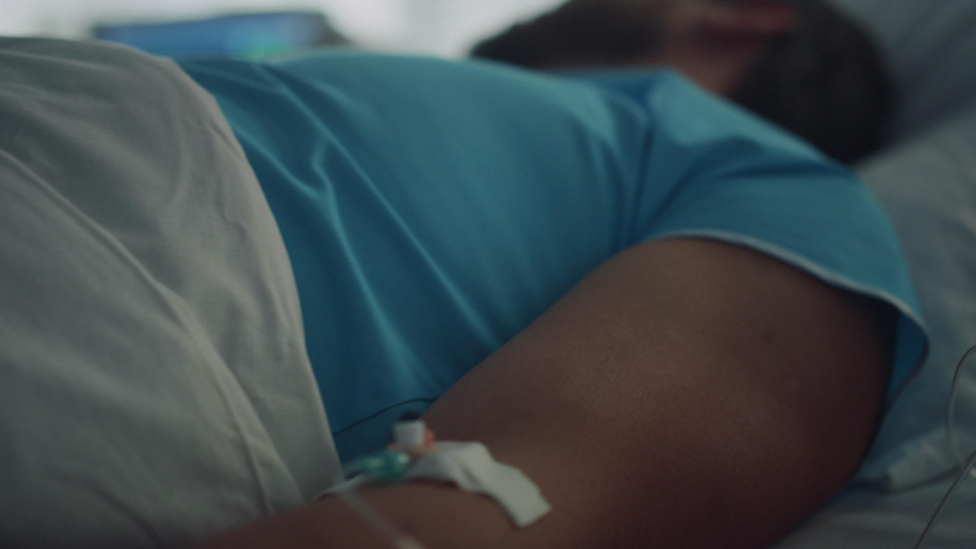 手术治疗后患者躺在床上视频的预览图