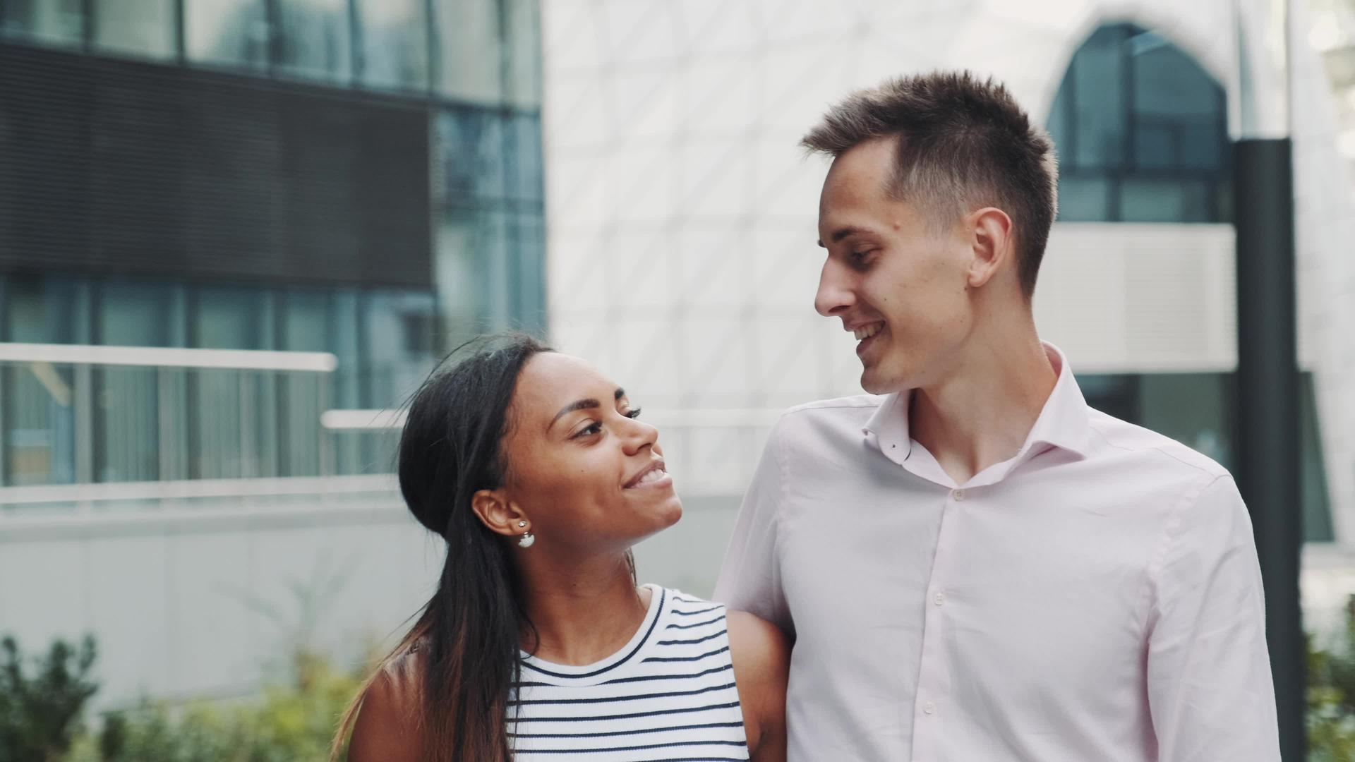 多种族的恋人在约会时亲吻近亲视频的预览图