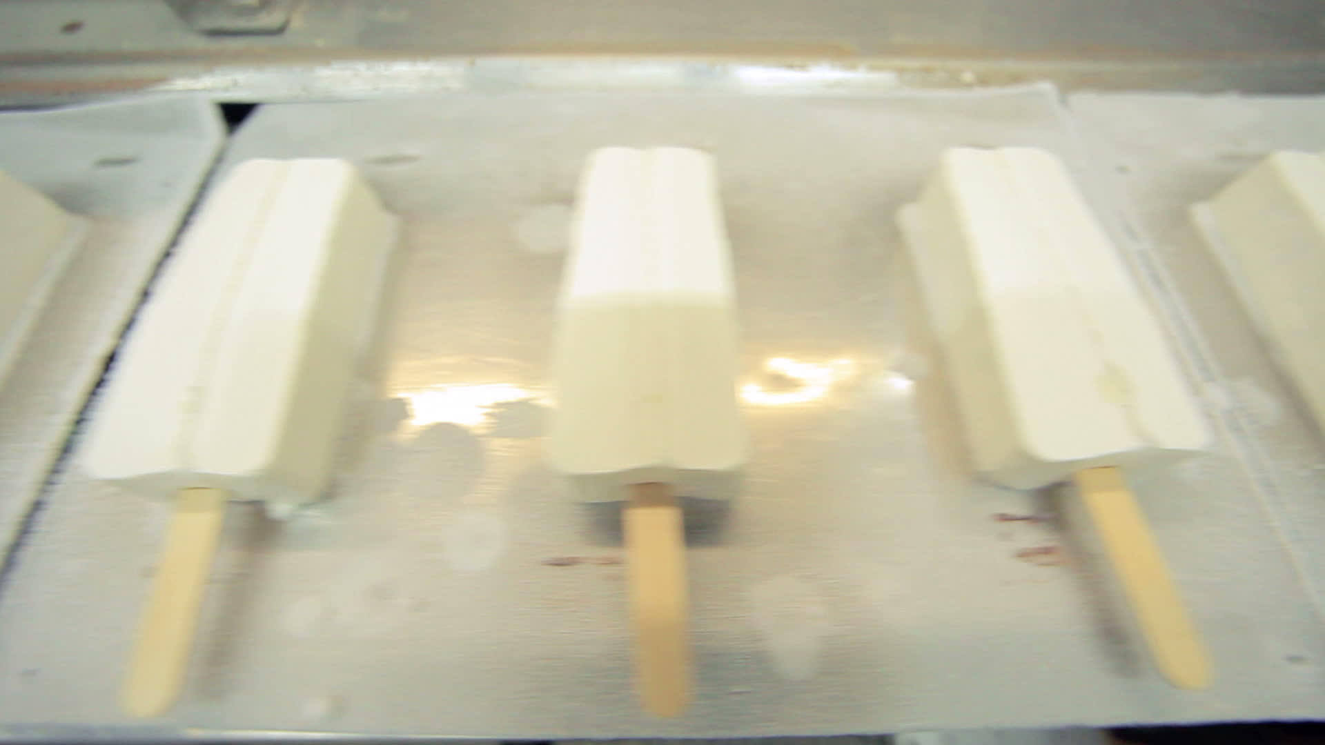 冰淇淋制造线运输冰淇淋产品食品行业视频的预览图