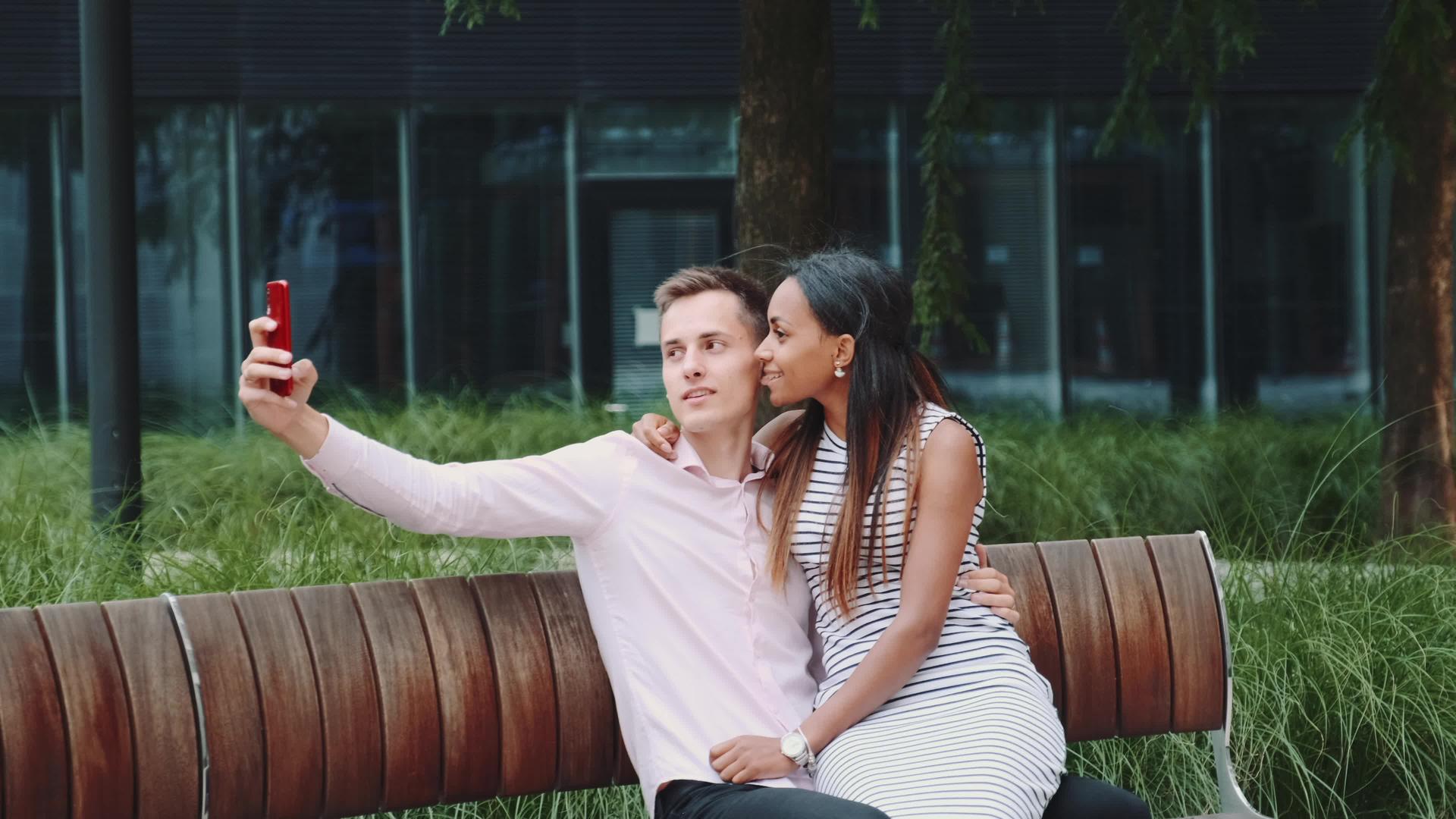 和他男朋友的黑人女友在公园里自拍和亲吻视频的预览图