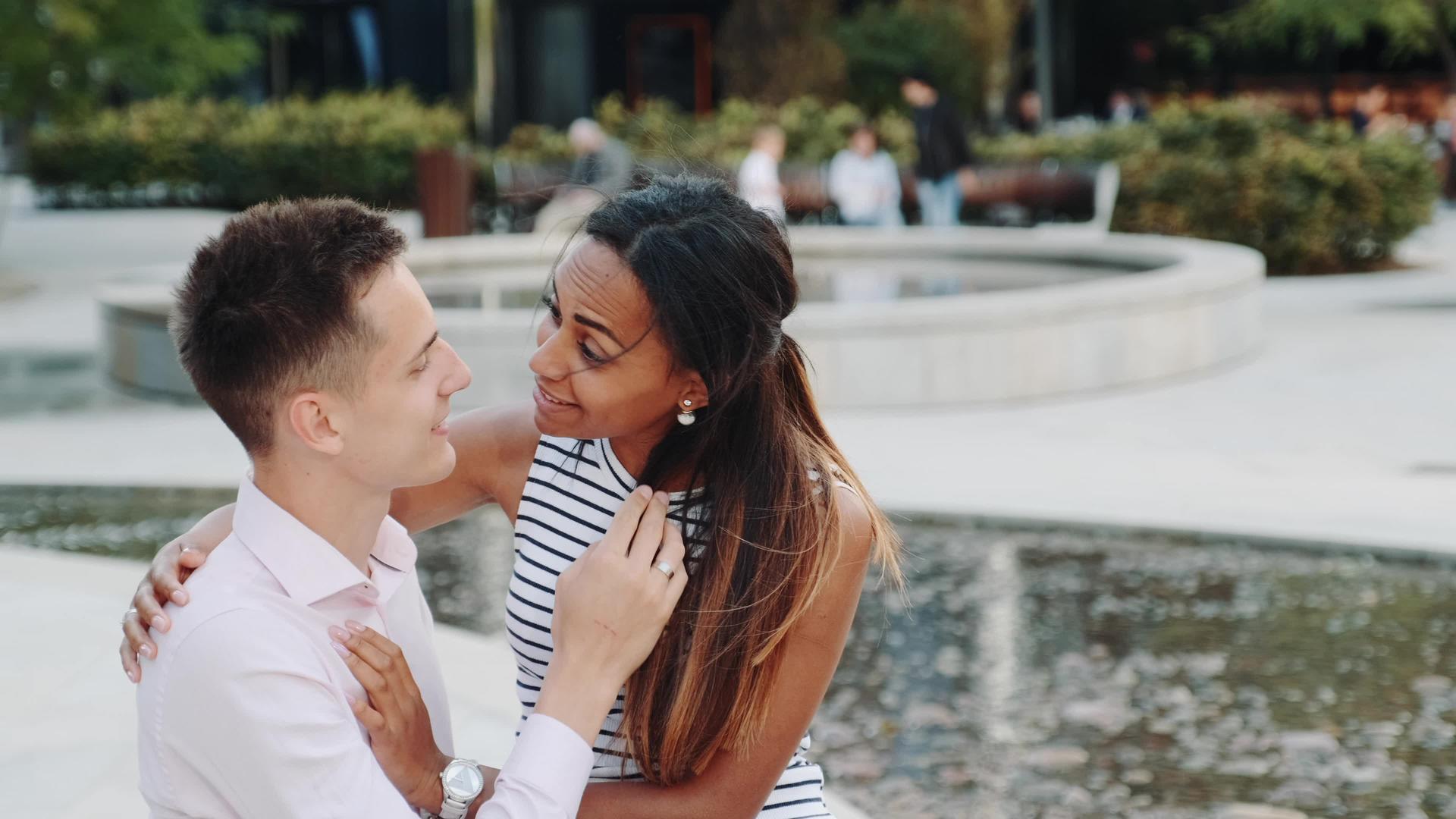 一对亲密而快乐的混合种族夫妇在一个暑假约会视频的预览图