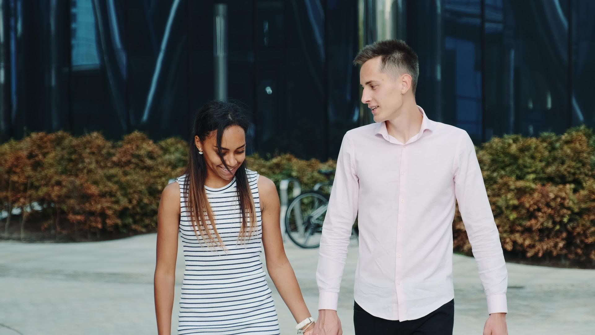 两对在市中心约会的年轻夫妇聚集在市中心视频的预览图