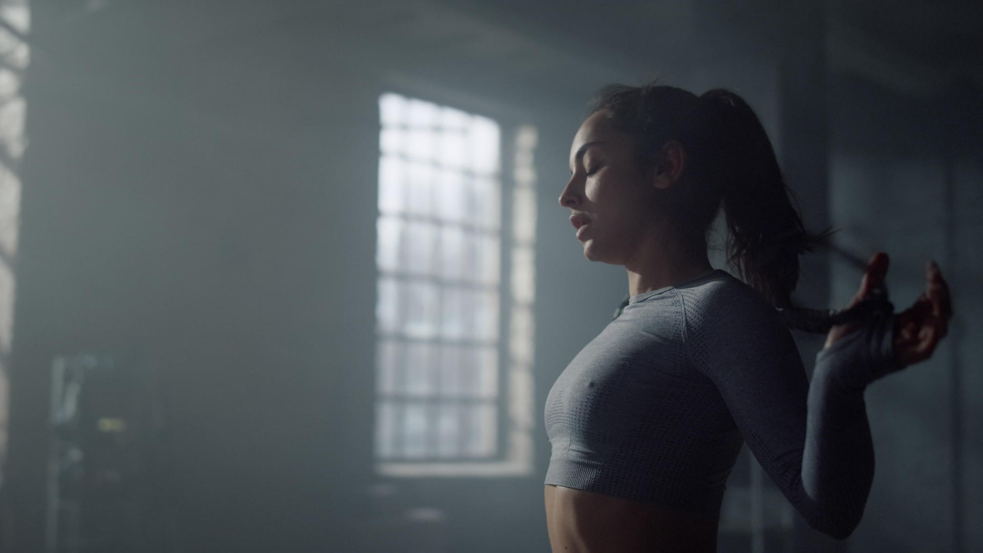 在健身房完成健身训练的女性视频的预览图