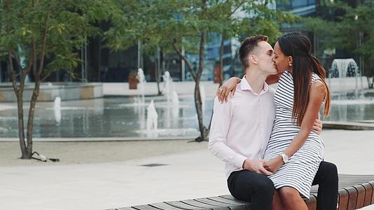 两对混血情侣坐在长凳上接吻视频的预览图