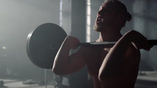 男性健美运动员在健身房举铁视频的预览图