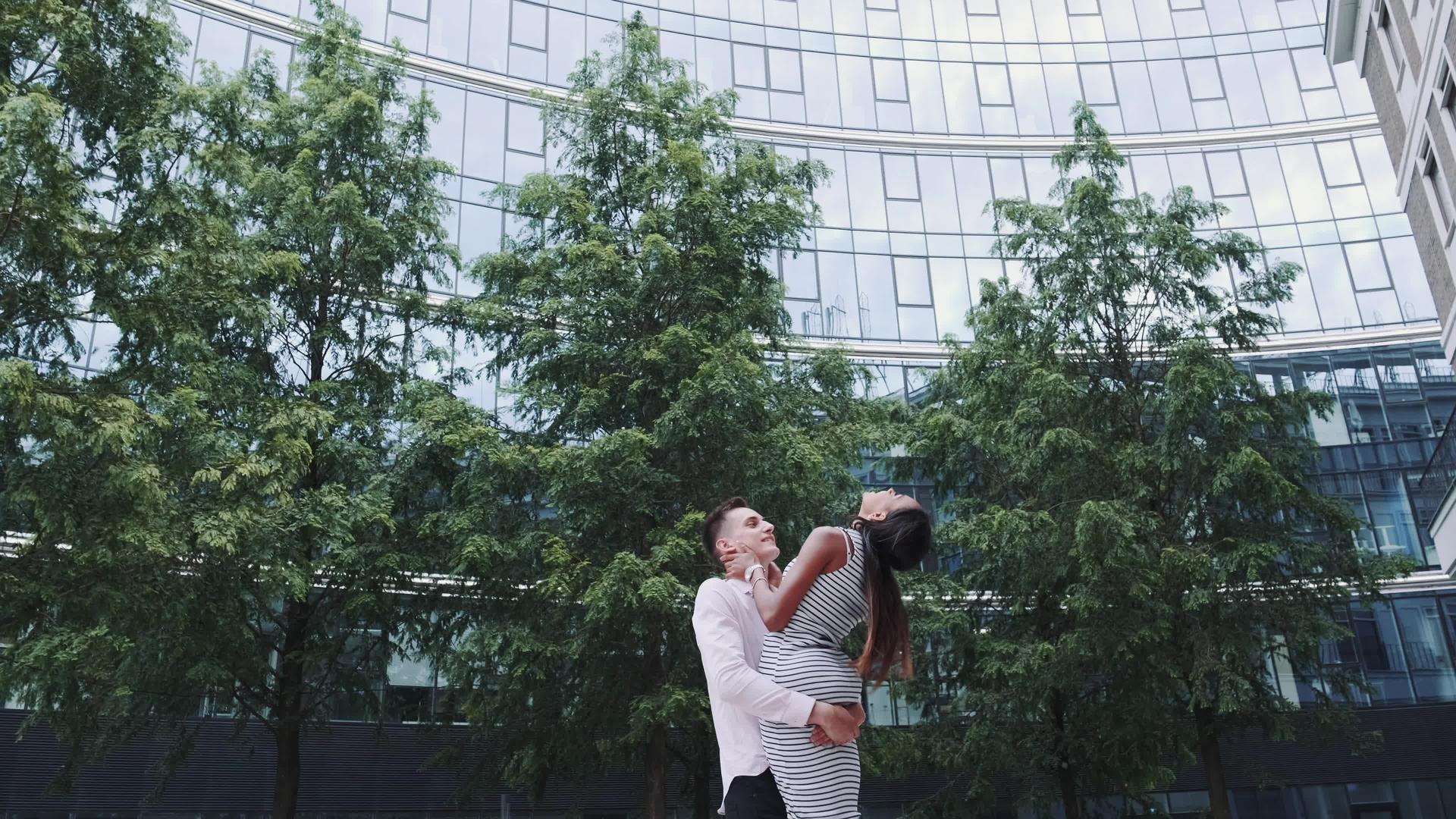 浪漫约会多种族情侣在户外旋转和亲吻放大镜头视频的预览图
