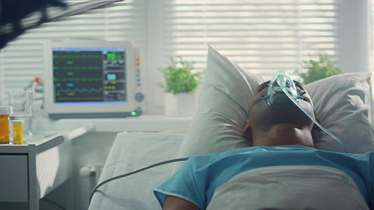 躺在床上的男性患者呼吸氧气面罩视频的预览图