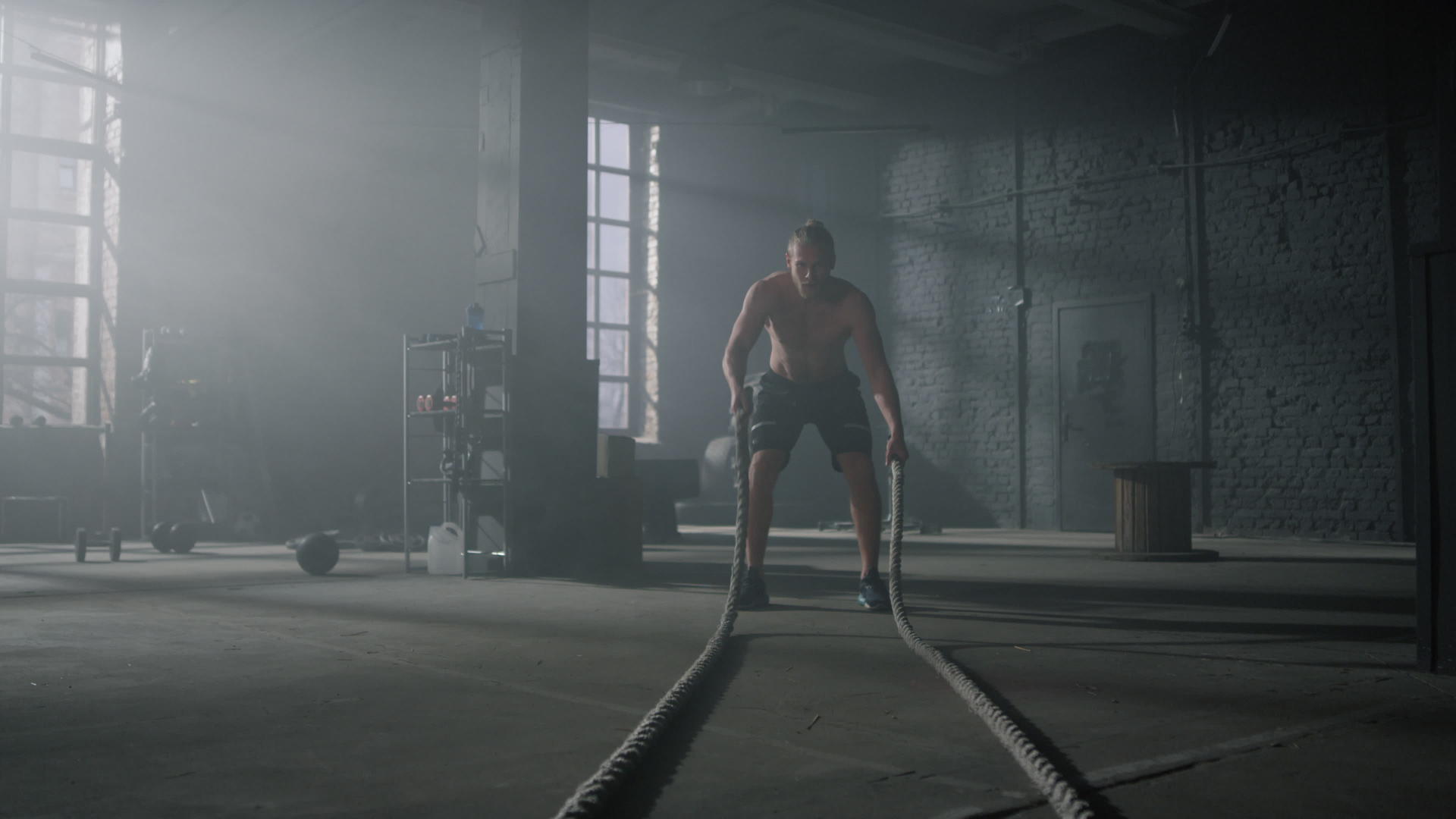 男人在健身房用战绳锻炼视频的预览图