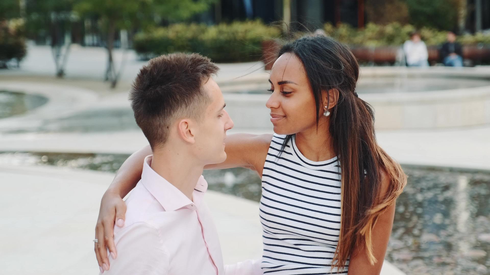 在现代城市公园约会的帅哥和迷人的黑人女人视频的预览图