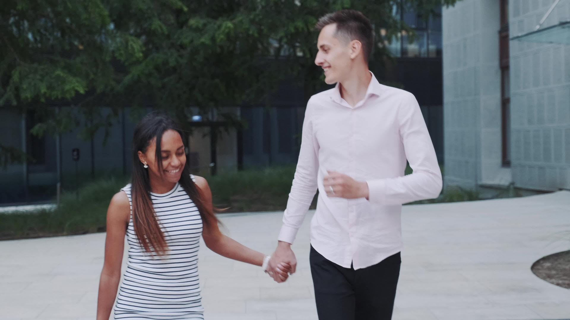 两个种族的情侣在公园里玩得很开心视频的预览图