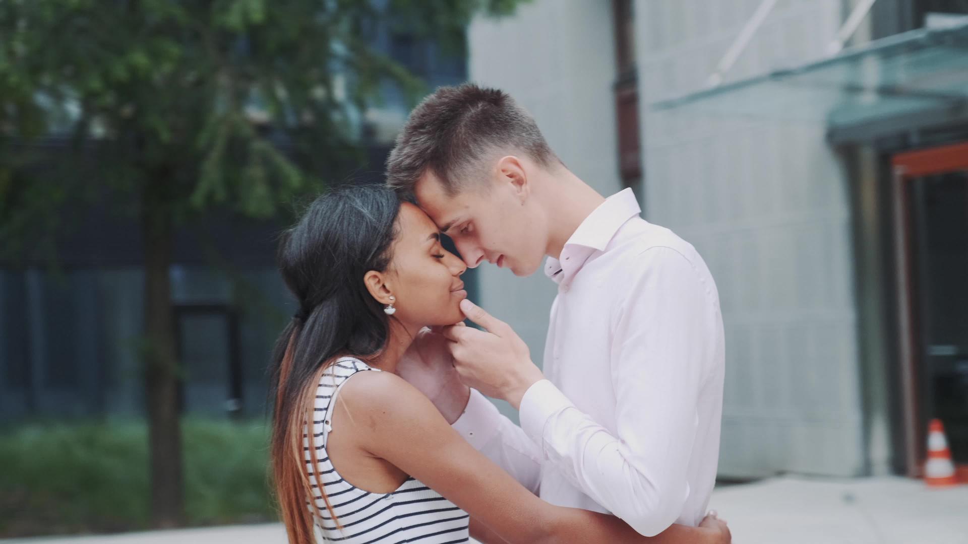 两个多种族的恋人触摸户外前额的敏感肖像视频的预览图