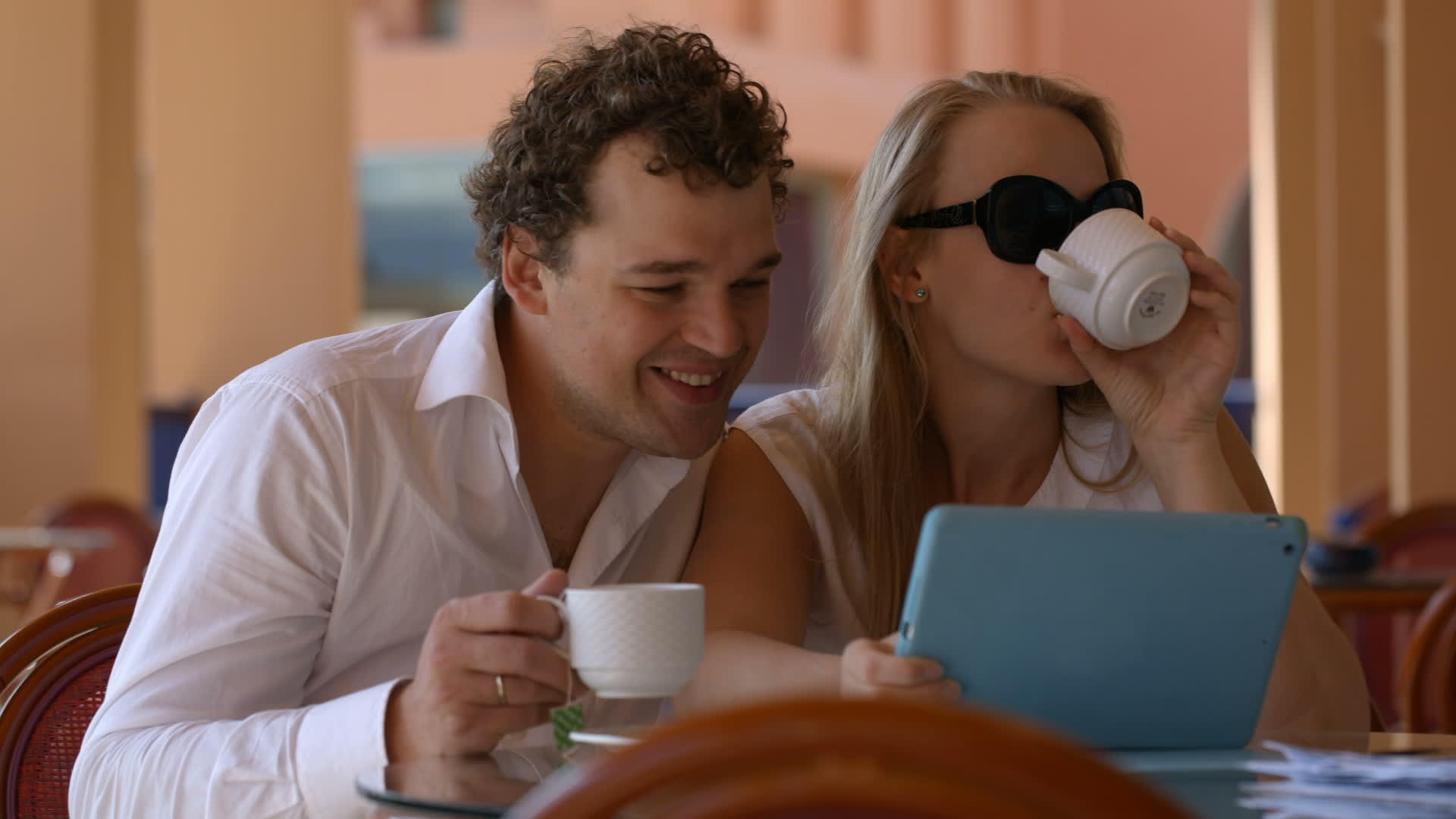 在有触摸板的咖啡馆里相爱的情侣视频的预览图