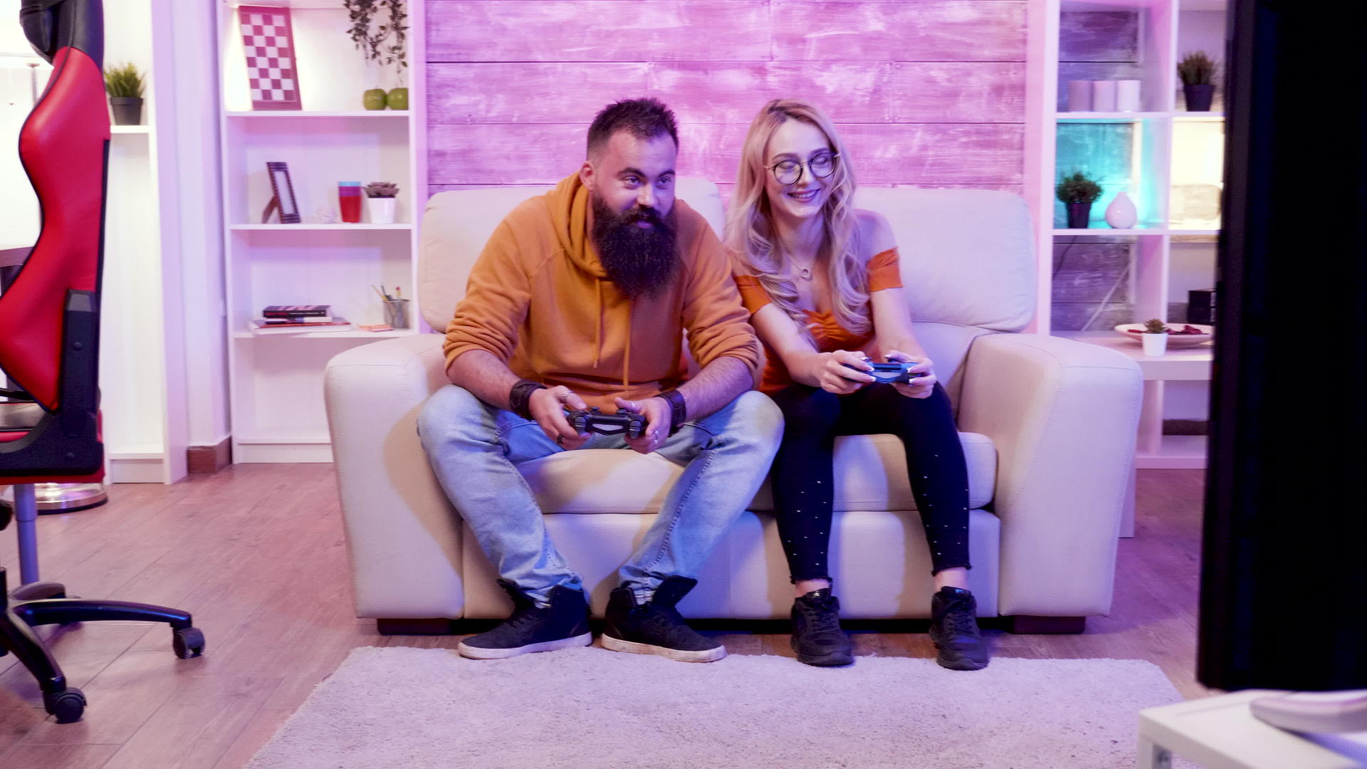 年轻漂亮的夫妇在家玩电子游戏时放松视频的预览图